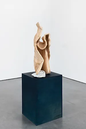 Rina Charlott Lindgren, Under fjellet, 2021, 140 x 44x41 cm